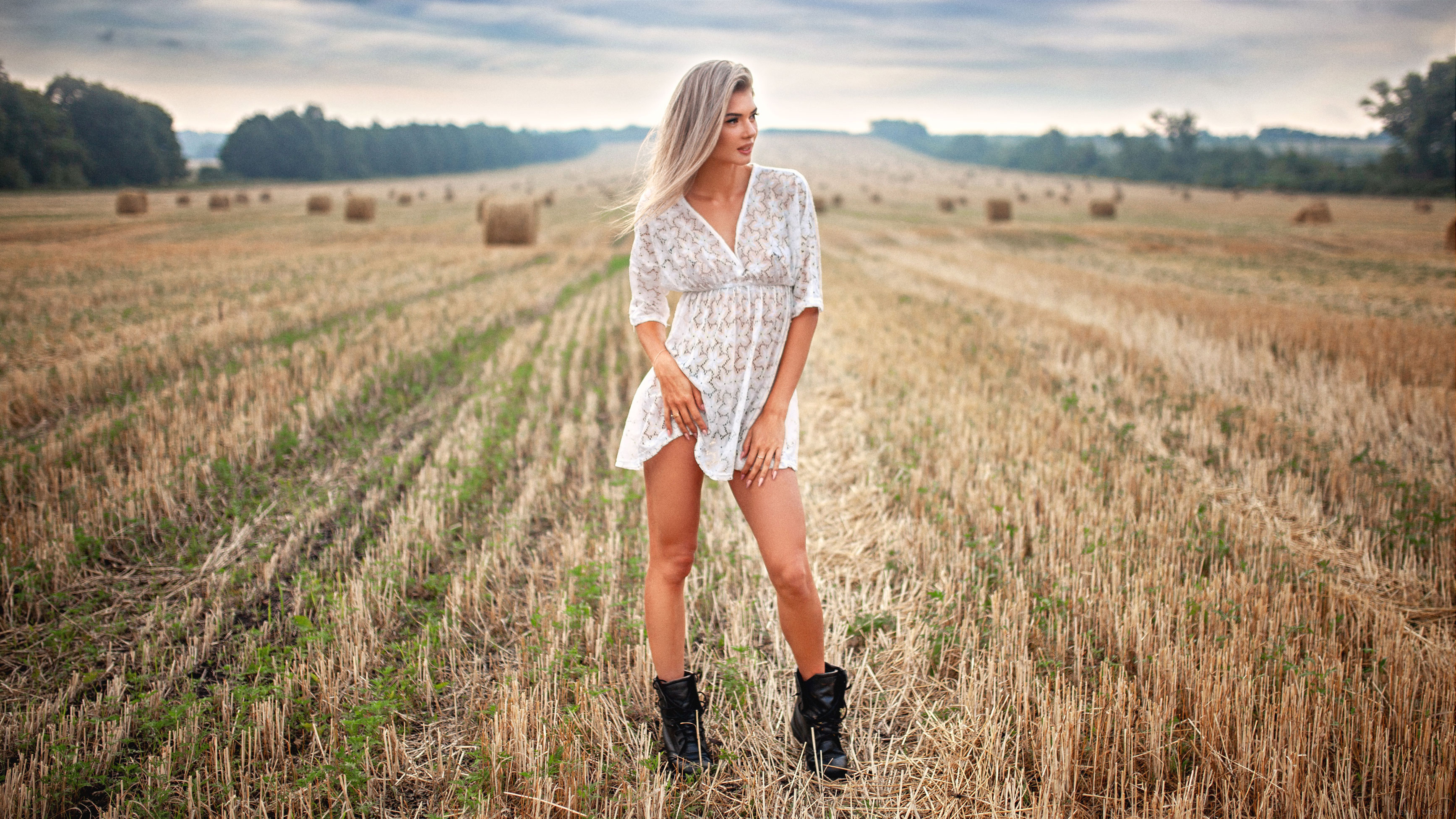 Высокая русская блондинка. Фотосессия в поле. Красивая девушка в поле.