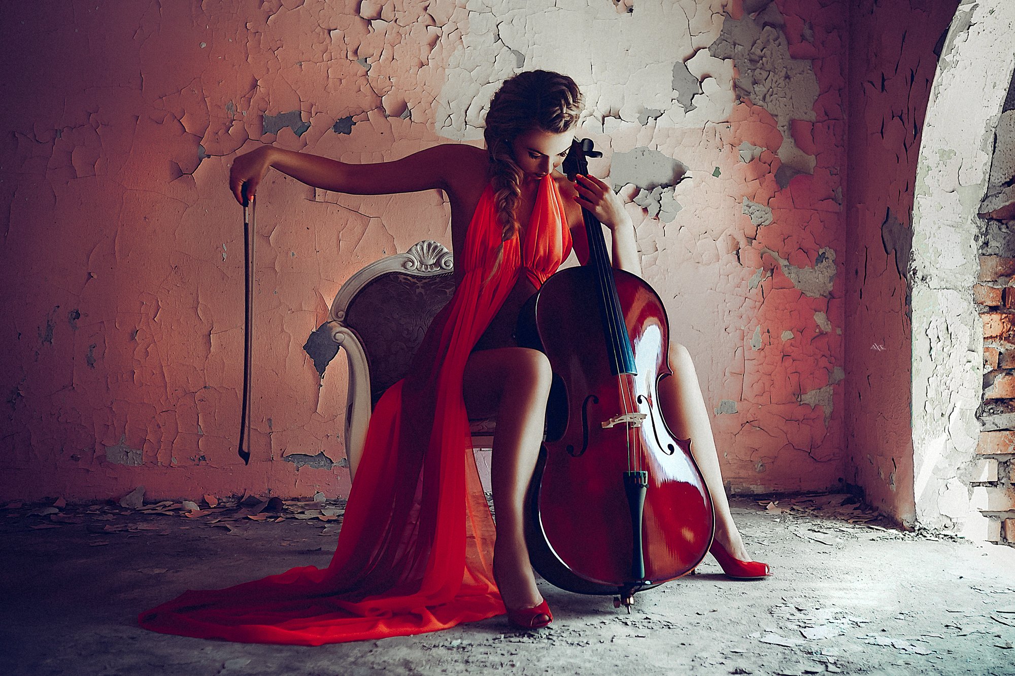 Девушка играет сама. Девушка с виолончелью. Женщина с контрабасом. Девушки со скрипкой. Фотосессия с контрабасом.