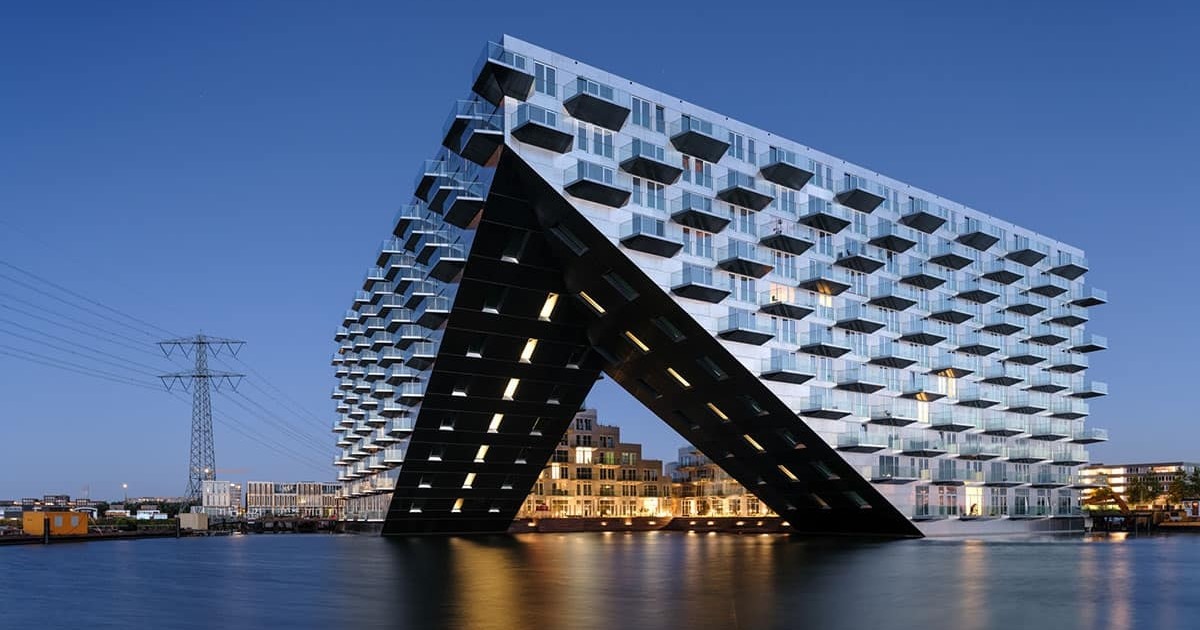Проект многоквартирного дома в Амстердаме, напоминающего нос корабля над водой (9 фото)
