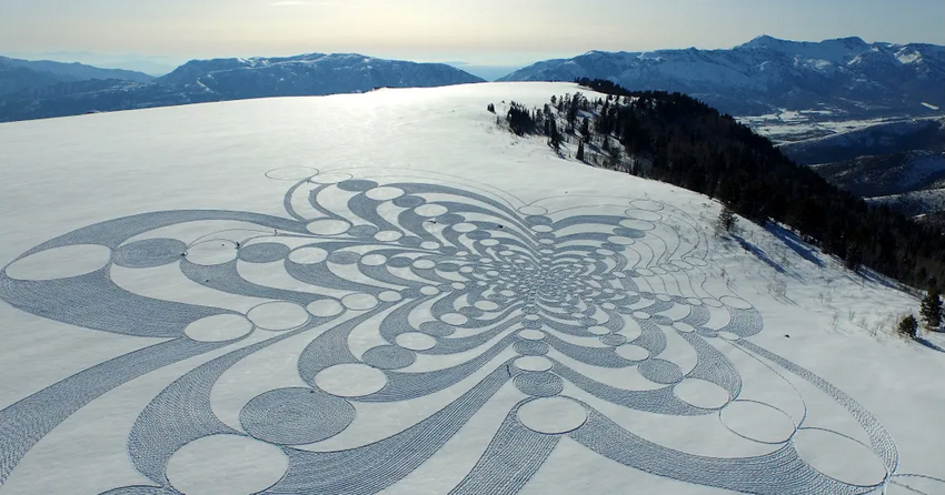 Художник создает удивительные картины, прогуливаясь по снегу (22 фото + 1 видео)