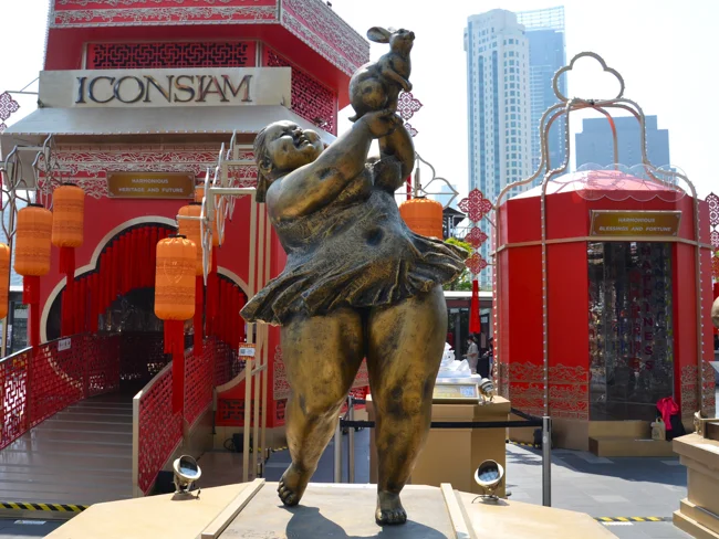 7 sculptures of plump women in Bangkok (24 photos)