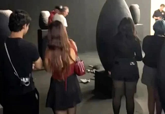 Сотрудник музея разбил работу известного художника (2 фото + 1 видео)