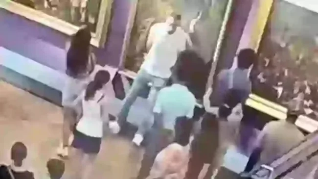 Посетитель галереи повредил картину, позируя для фотографии (2 фото + 1 видео)