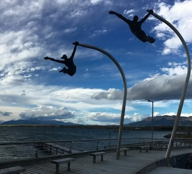 Подборка необычных скульптур, которые игнорируют законы физики (15 фото)