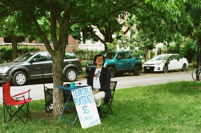 Мужчина начал рисовать ужасные портреты горожан и прославился (8 фото)