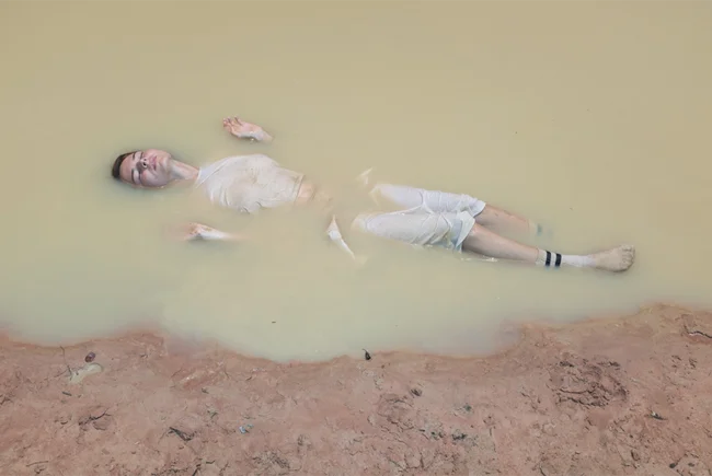 Обнаженный сюрреализм в фотографиях AnaHell