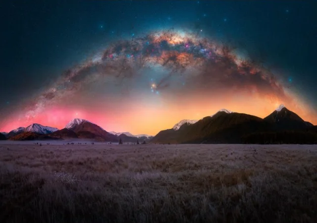 The merging of the Milky Way and the Northern Lights (3 photos)