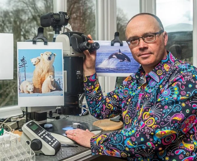 Британец создаёт миниатюрные картины и скульптуры (4 фото + 1 видео)