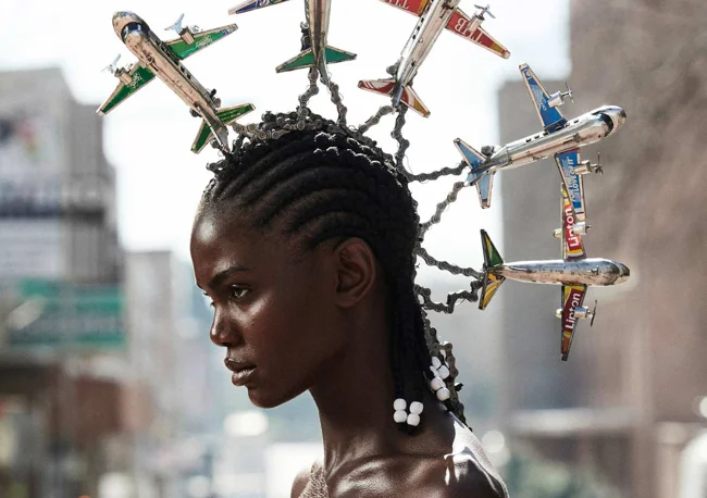 Необычный фотосет Rerouted: как фотограф из ЮАР превратил игрушки и клечатые сумки в высокую моду