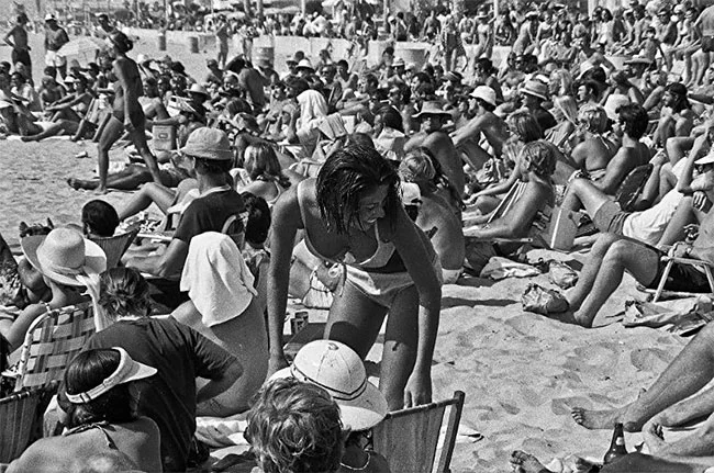 Burnt by the Sun: A Hot Summer Day in 1970 on the Famous Mission Beach (16 photos)