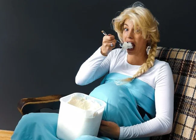 8 Sad Photos: What Disney Princesses Really Live Like in Marriage (9 photos)