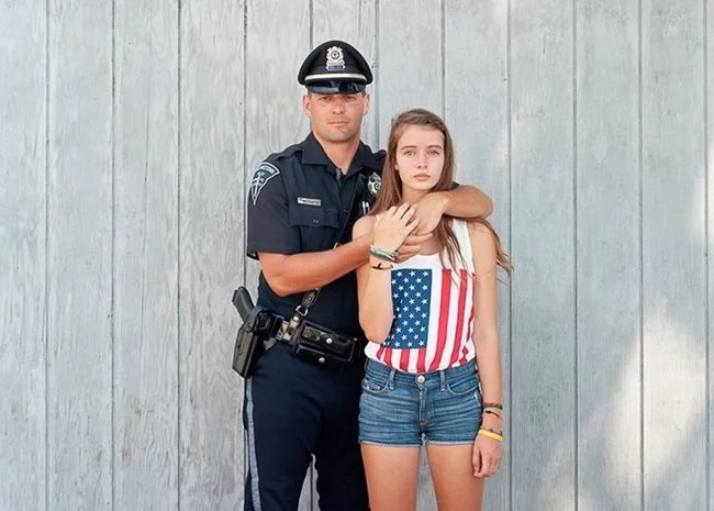 Touching Strangers: Strangers Hugging Each Other (21 photos)