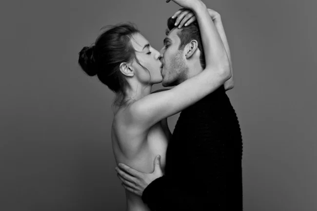 Are these just friends or a couple in love? A Kiss Photo Project by Ben Lamberti (12 photos)