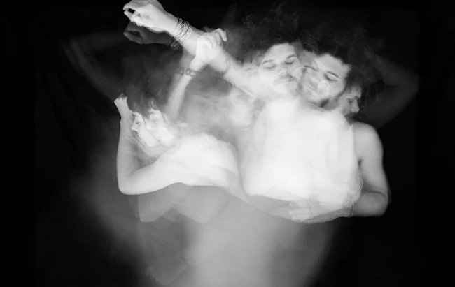 Интимный фотопроект о том, как мы двигаемся, когда спим вдвоем (40 фото)