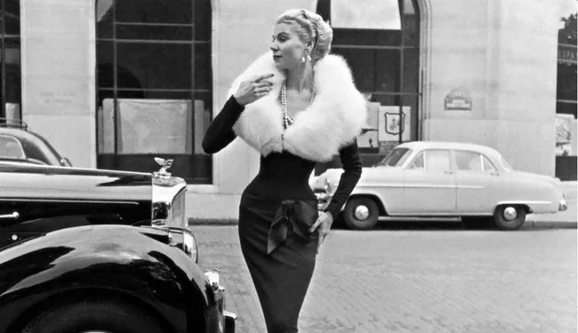 Классическая элегантность Dior: изысканные модели 1940-1960-х годов на улицах Парижа (21 фото)