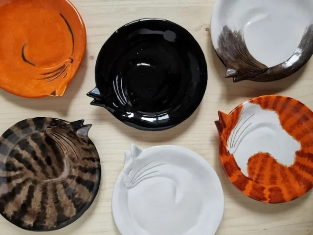 12 Beautiful Decorative Plates in the Shape of Cozily Curled Up Cats (14 photos)