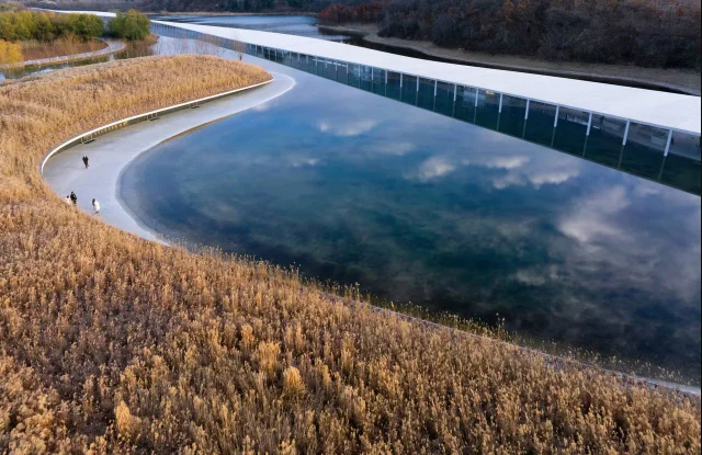 Музей, уходящий в воду: Zaishui Art Museum стал новой архитектурной достопримечательностью Китая (7 фото)