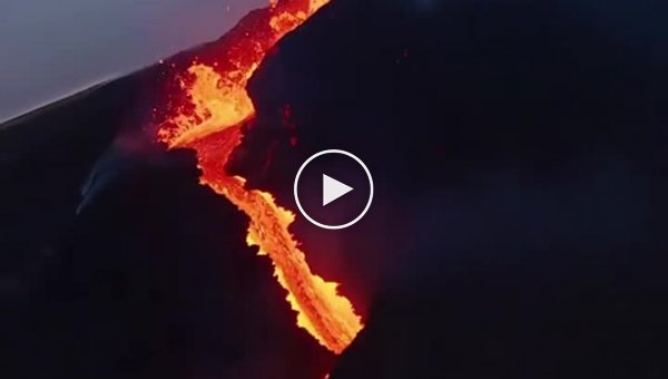 It was worth it: the photographer burned the drone for spectacular shots of a volcanic eruption in Iceland