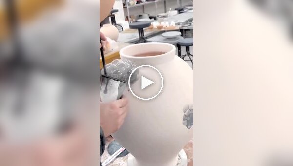 Decorating ceramics with bubbles