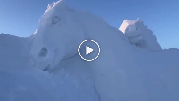 Житель Якутии вырезал из снега табун лошадей