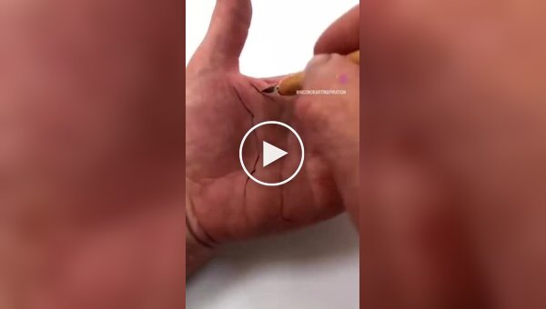 Drawing a female body on the hand