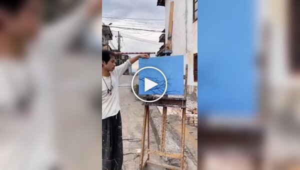 Художник создает картины при помощи веток