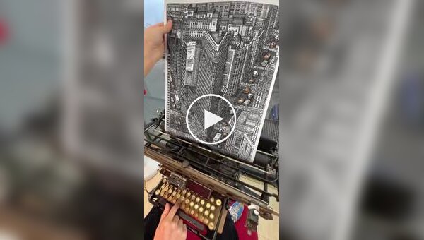 Художник создает картины с помощью пишущих машинок