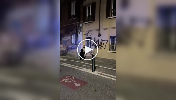 Парень в Италии каждую ночь выходит на улицу, чтобы закрашивать граффити на домах