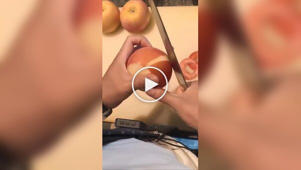 Перфекционист чистит яблоко: идеальная спираль