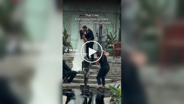 Фотограф упала в фонтан на свадьбе, но продолжила снимать