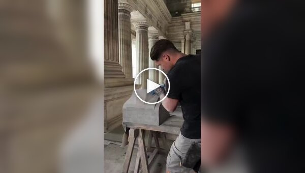 Молодой каменщик из нового поколения мастеров сохраняет традиции европейского зодчества