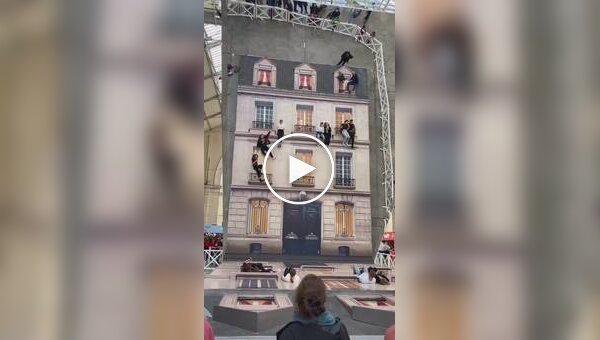 Необычная инсталляция: дом, по стенам которого можно ходить