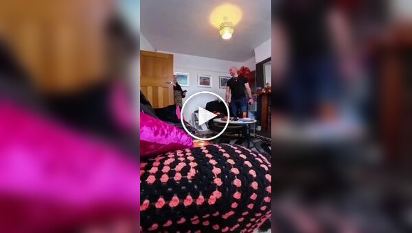 Парень рисует сказочные картины искусственным снегом на окнах